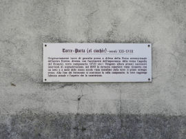 Cartello alla Torre Porta di Borgofranco d’Ivrea (28450 bytes)